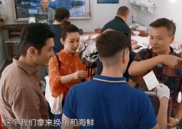  唯唯诺诺|《中餐厅4》女MC不给力，赵丽颖唯唯诺诺，李浩菲光打杂不发言