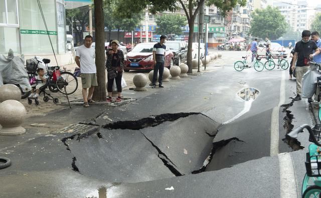  车辆|石家庄闹市突发塌陷，事发时恰缝早高峰，未造成人员和车辆损伤