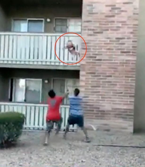  楼上|缘！美国妈妈大火中不得已从楼上扔下儿女，恰逢一位路人接住救下