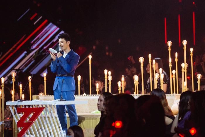  节目|《乘风破浪的姐姐》加更节目 黄晓明探班被起哄