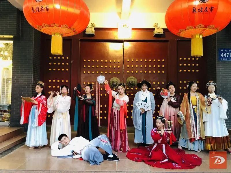  夜市|炫｜体验汉服汉礼 敦煌夜市上演“穿越”秀