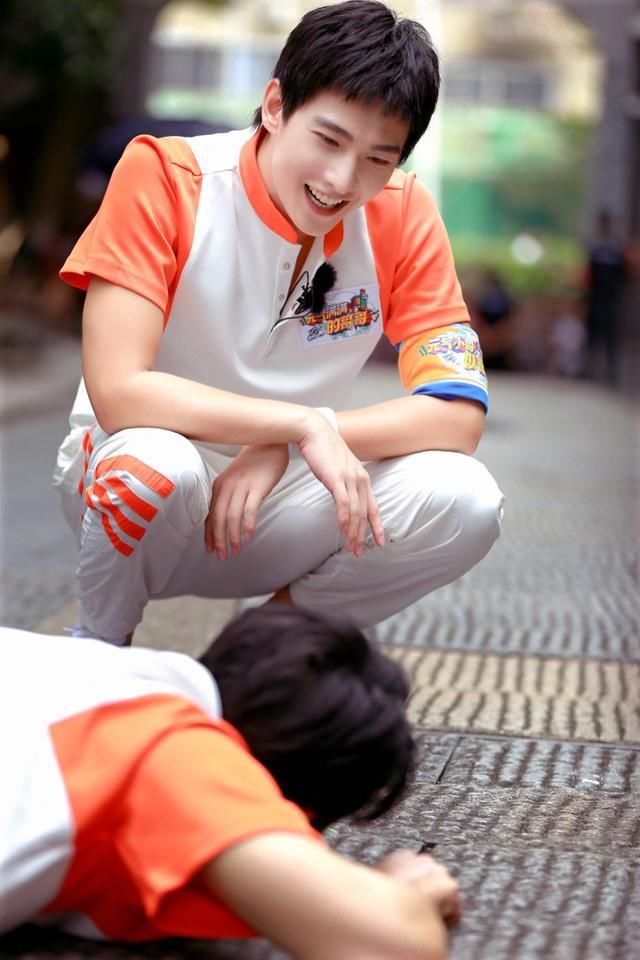  气小哥|《元气满满的哥哥》今晚神气首播 胡军杨洋捉迷藏上演“伪装者”