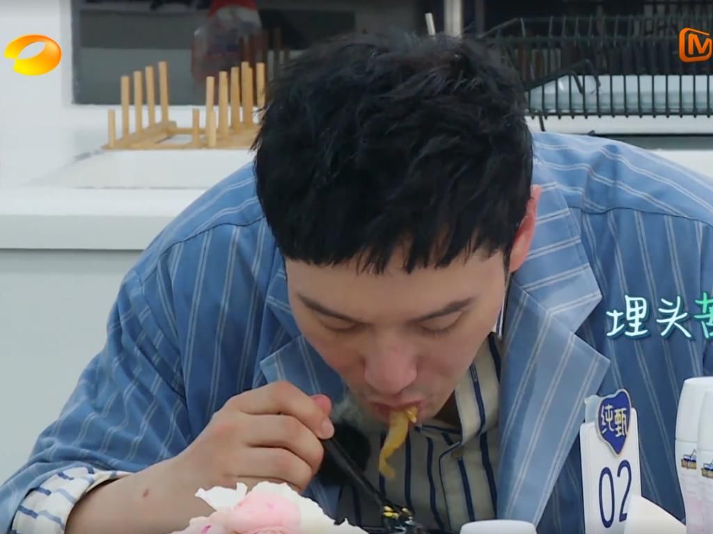  中餐厅|《中餐厅》黄晓明搬箱子累的满头大汗，“脱妆”后看清颜值：差点认不出