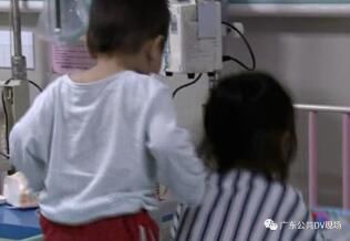 父亲|客厅突然爆炸起火!父亲为救孩子被严重烧伤进ICU!祸首又是这个…