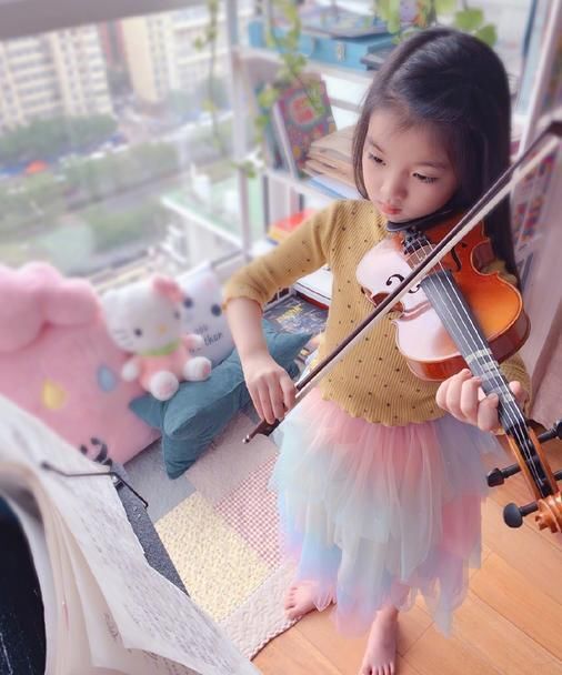  惊人|四岁年入百万，阿拉蕾不停赚钱只为养弟弟，如今八岁学习压力惊人