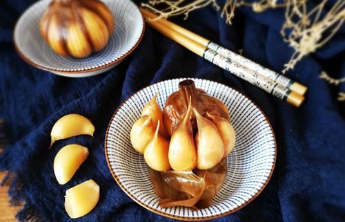  制作|奶奶腌30年的糖蒜秘方，制作简单吃着过瘾，放一年不蔫不坏还倍脆