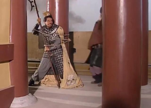 新版|三国演义:同样是绑吕布,老版很有喜感,你看新版被绑成了啥样?