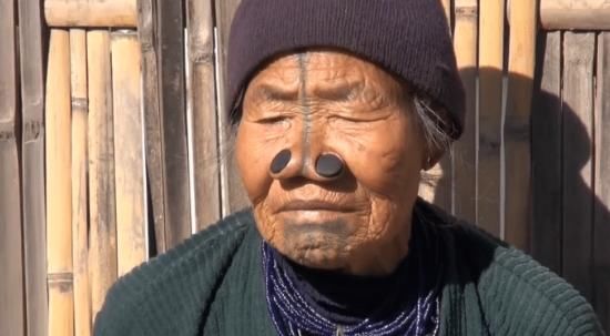 女人|印度这部落女人用木塞堵鼻孔，越漂亮木塞尺寸越大，只是为变丑