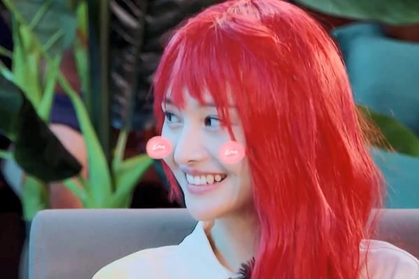  喝水|这是什么操作？郑爽录节目全程玩手机喝水也作假，还被建议留下？