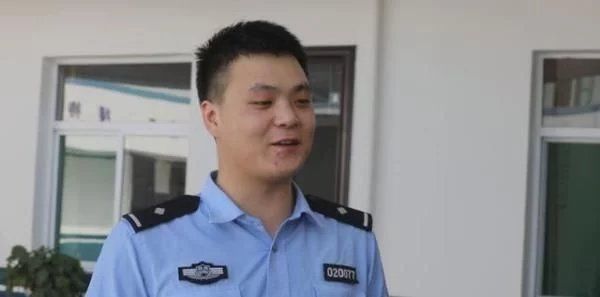 李晨曦|温暖！幼童高烧送医途中车辆故障民警伸援手