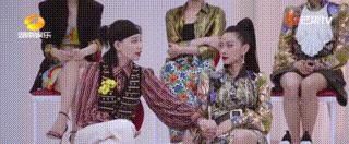  无所事事|《浪姐》万茜遭姐姐们孤立？站在一旁无所事事，内部投票太真实