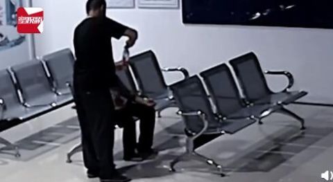  说不清|老奶奶迷失街头凌晨拦下的士，说不清地址又没钱，司机：先上车