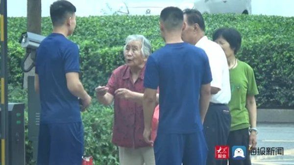 九旬|九旬老人为淄博消防员送鞋垫 50双鞋垫绣了一年