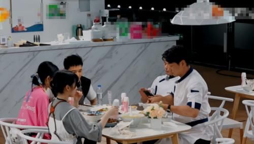 中餐厅|《中餐厅》刚曝做饭不好吃,张亮又犯低级错误?这次连菜都没熟!