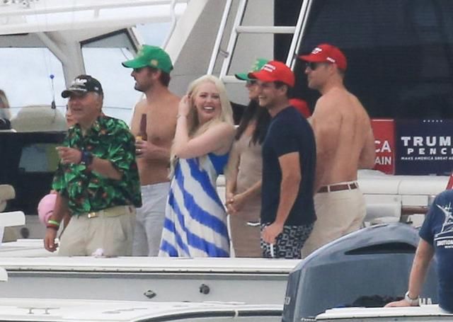  游船|特朗普26岁小女儿久违现身，大腹便便为父筹款，人挨人却不戴口罩