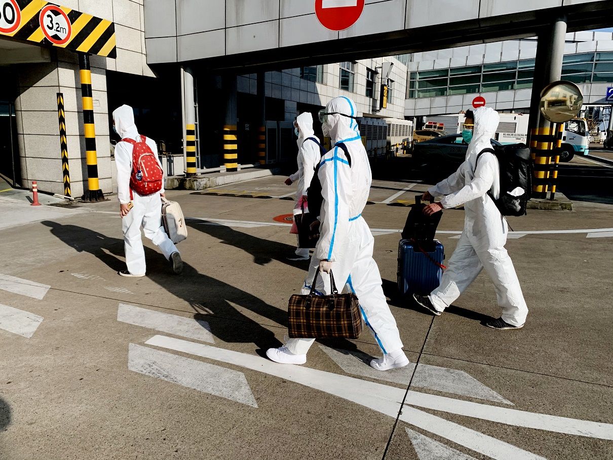 珠宝首饰|3亿元造假大案主嫌出逃 上海警方着防护服押解归案