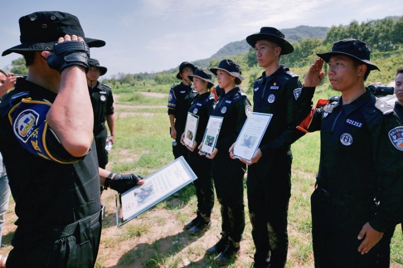 特警队|特警炼成，新人入队！这俩女特警太飒了