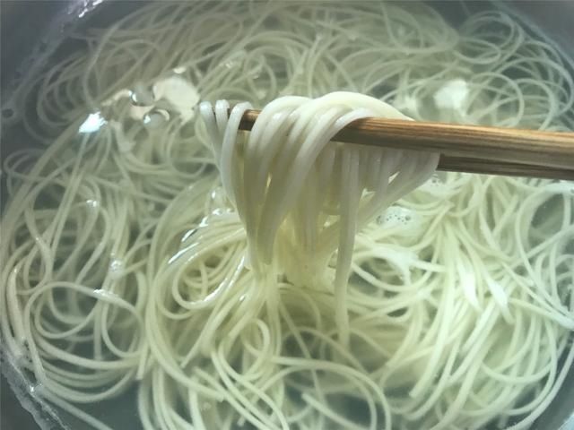  忌出|凉面想要好吃，最忌出锅就拌，多加一步，面不粘不坨，劲道又入味