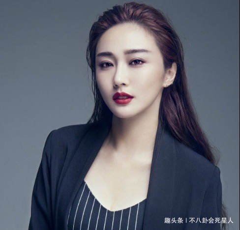  走红|十亿千金因《好声音》走红，被谢霆锋收徒，现变整容脸比亲妈显老