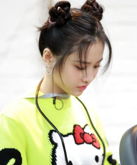 哪吒|张慧雯也太可爱了,穿凯蒂猫针织衫绑哪吒头,27岁呆萌又俏皮