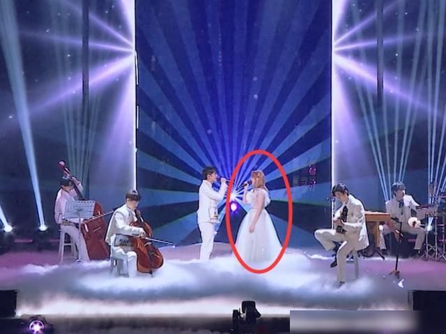  明日|硬糖少女《明日之子》合作爱情主题，nene穿婚纱，陈卓璇满场蹦