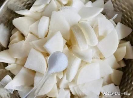 洗干净|腌萝卜时,万万不可直接放盐,顺序对了,萝卜酸脆更入味