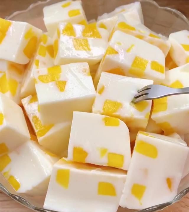 好吃|高颜值无色素又好吃的奶香芒果冻，Q弹爽口，做法简单零失败