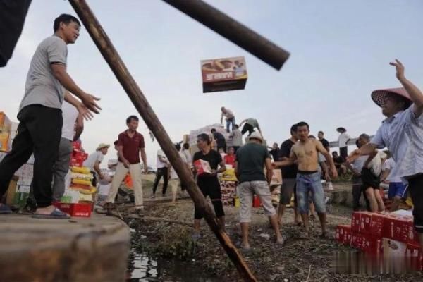 鄱阳县油墩街镇彭家|新房泡在水中，一家三口留住二楼，出入靠划船