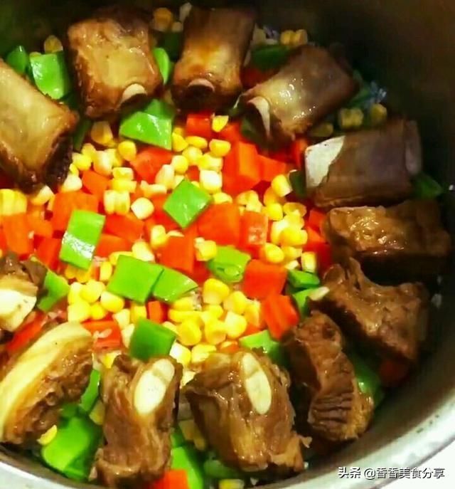  味道|香喷喷的排骨焖饭，做法很简单，味道不简单