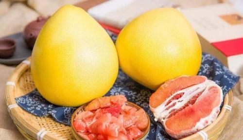 水分|买柚子,选尖的还是圆的?老果农:学会这1招,柚子很甜水分很多