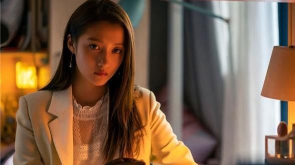  骨架|关晓彤再次证明肩宽骨架大吃大亏, 《二十不惑》她身板太显壮实了