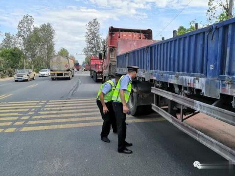  综合执法|货车司机被罚，万载特巡警开出首张罚单