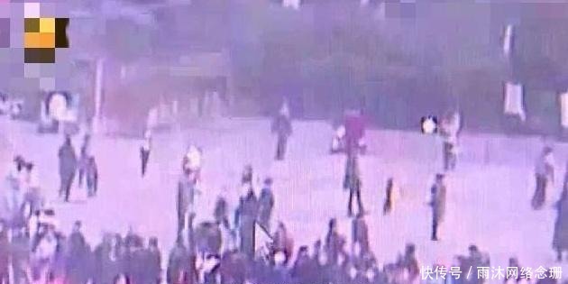 争抢|大爷见孙子被陌生女子抱着，上前争抢反被打，民警：你看清楚这谁