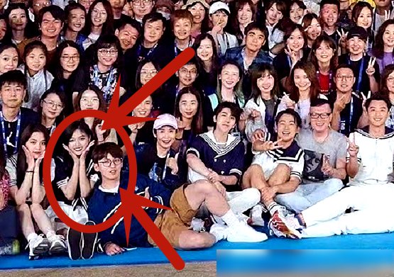  新团|《奔跑吧》杀青照曝光，谁注意总导演的位置？吴宣仪成新团宠