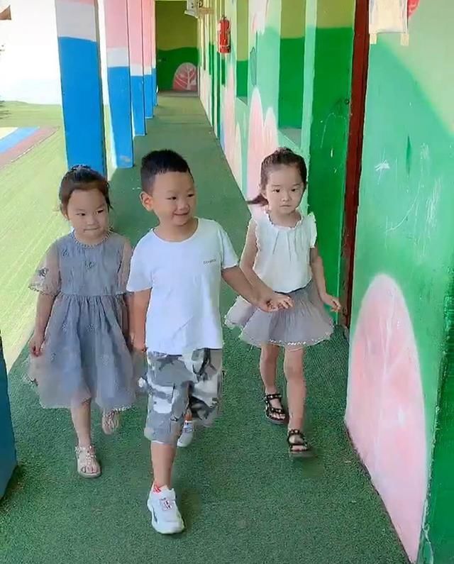 开学|开学老师分配同桌,一个女孩落单,小帅哥暖心“救场”获老师点赞
