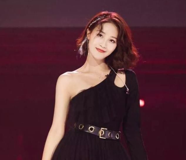  蓝盈莹|蓝盈莹选队又被“骂”上热搜：大家终于明白了，她为何没有红的命