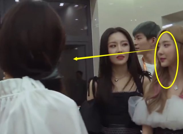  少女|孟美岐给硬糖少女传授经验, 只拥抱张艺凡一人, 王艺瑾一脸懵