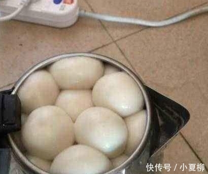 烧烤|被大学逼出来的“坚强”,饮水机吃火锅不算啥,啤酒瓶烧烤才是牛