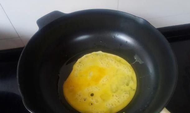  吃法|饺子皮新吃法，卷一卷煎3分钟，又脆又香，我家最近早餐离不开它