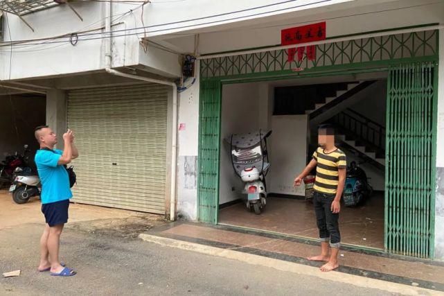 好吃懒做|阳朔街头再现飞车抢夺手机!又是好吃懒做惹的祸!