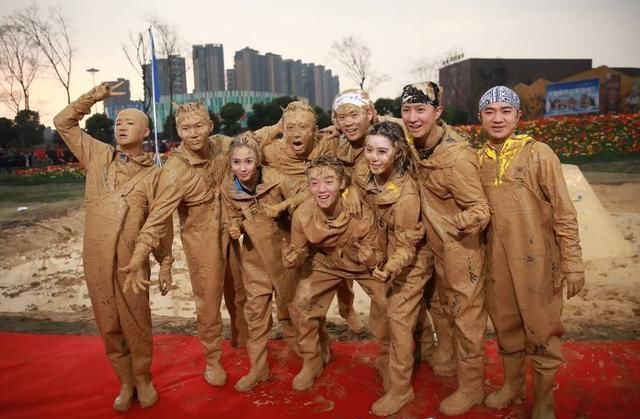 奔跑|《奔跑吧》收视率为何下降看清蔡徐坤出泥潭时的样子,瞬间明白