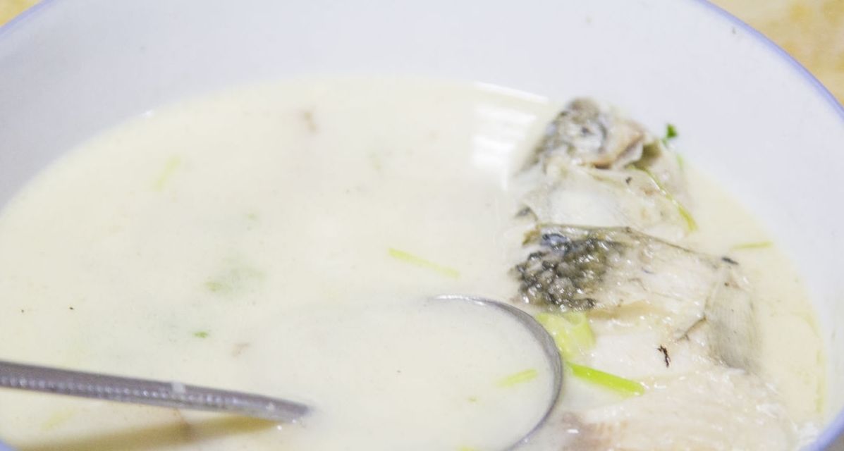 豆腐汤|炖鲫鱼豆腐汤时,不要直接加水炖,多加一个步骤,鲫鱼汤奶白色