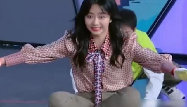  差点|谭松韵玩人体冰壶差点撞到张新成，谁注意他下意识反应？好暖心