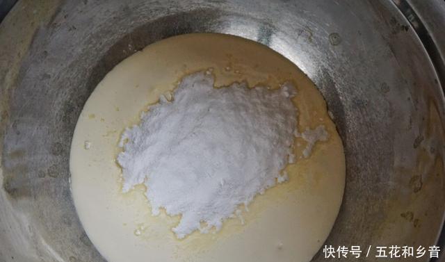  芒果|女儿生日说要吃慕斯蛋糕，我给她做了可爱的卡通蛋糕，她开心极了
