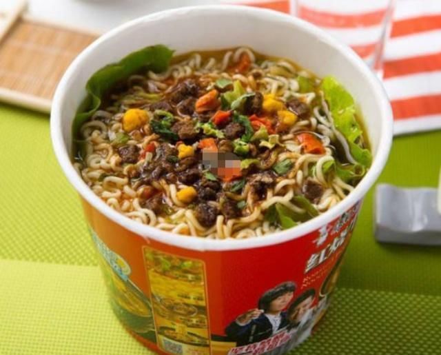 康师傅|康师傅一年用一头牛,这家汉堡店一年用一根火腿肠,网友:更抠门