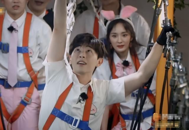 镜头|邓伦撸起袖子过铁索,镜头特写他的手臂,这肌肉线条我没看错吧