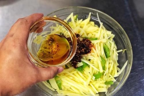  土豆丝|凉拌土豆丝酸辣开胃，变得又白又脆有妙招儿，你知道了吗？