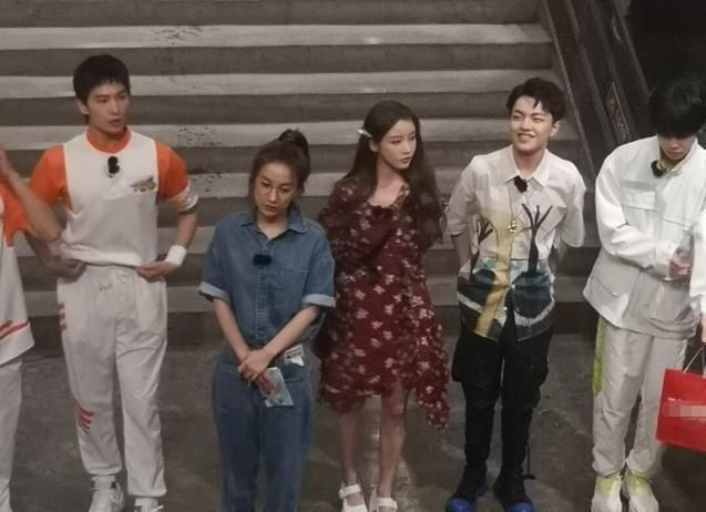  姜贞羽|创造营靠颜值占据热搜第一的姜贞羽，新综艺路透惊鸿一瞥惊艳到我