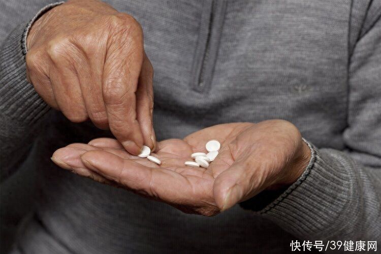 60岁以后应该吃小剂量阿司匹林吗(北京大学第一医院研究发现：60岁后服用阿司匹林，小剂量更安全)
