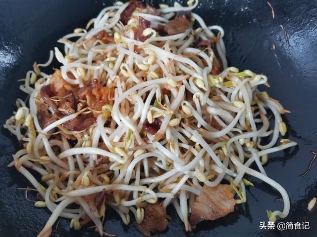  豆芽|炒豆芽时，要不要焯水？原来一直做错了，难怪豆芽不入味，腥味重